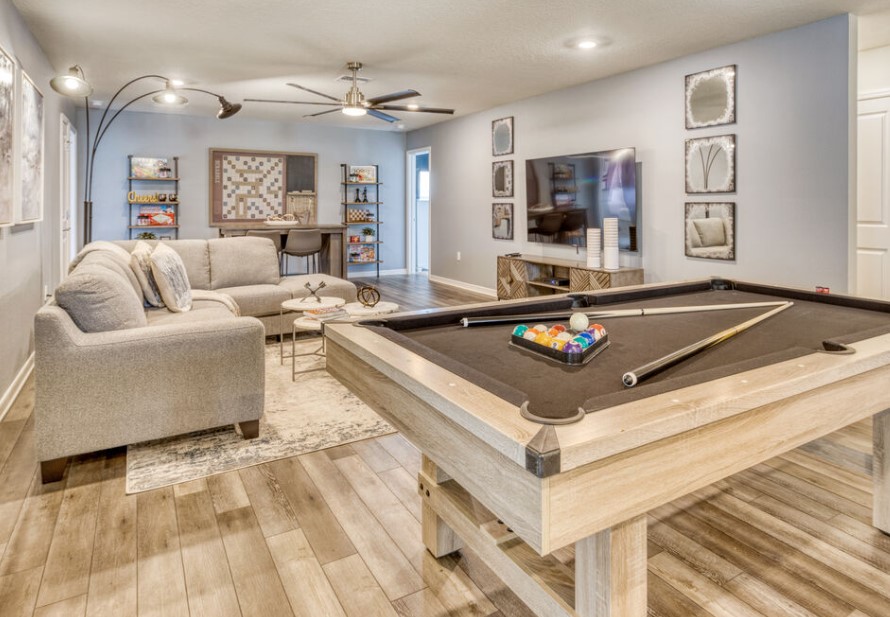 Comfortable Loft with Pool Table